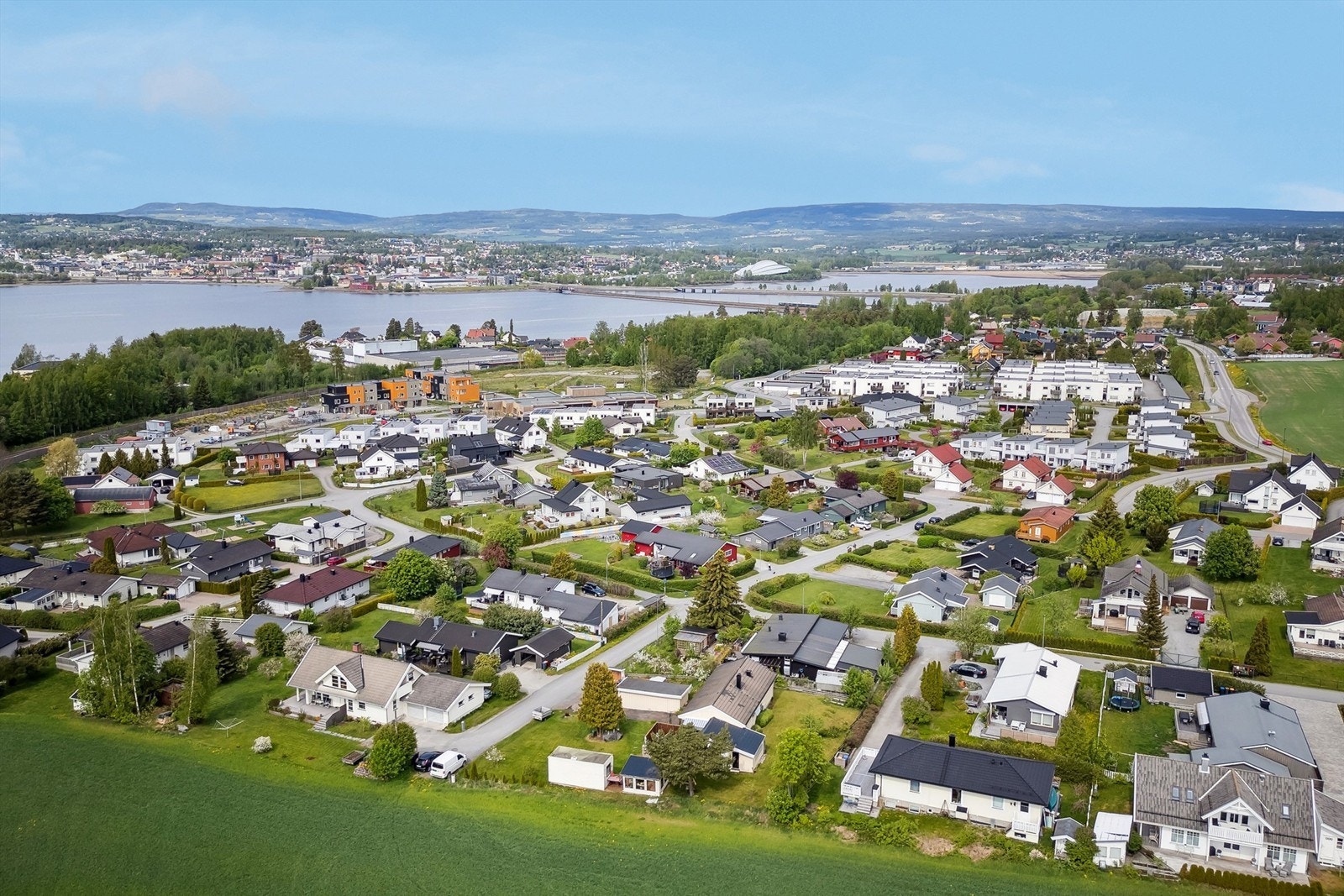 Eiendommen ligger ca. 15 minutters gange fra Mjøsa med båthavn og badestrand. Galleribilde