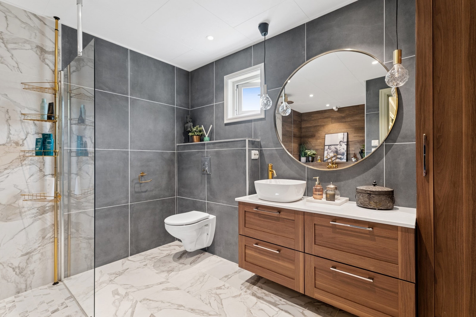 Badet ble pusset opp og utvidet i 2019, og har nå både takdusj, badekar og moderne innredning. Galleribilde