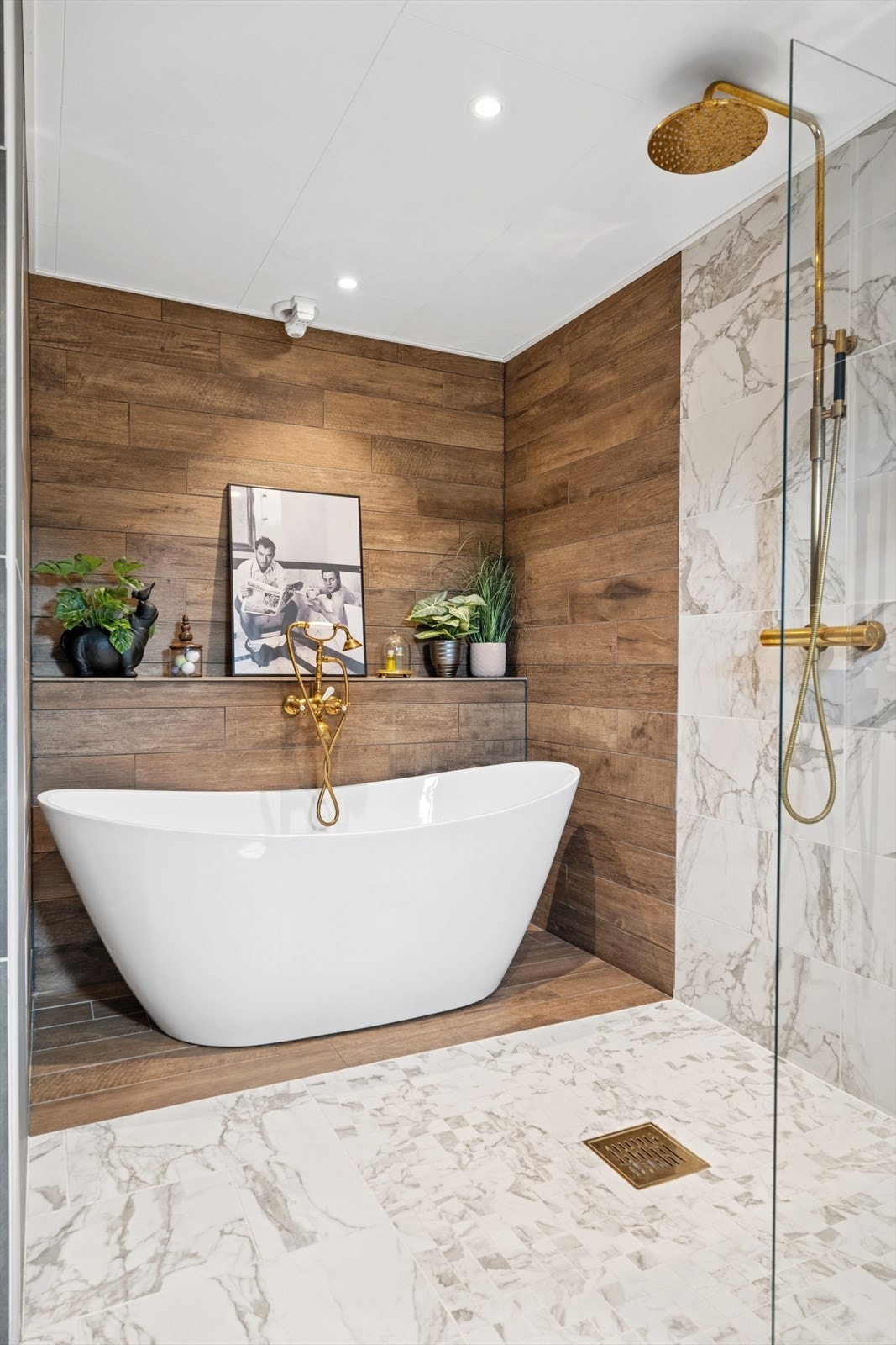 Baderommet er flislagt i pene og moderne fargekombinasjoner og har blant annet dusj- og badekarbatteri fra Tapwell. Galleribilde