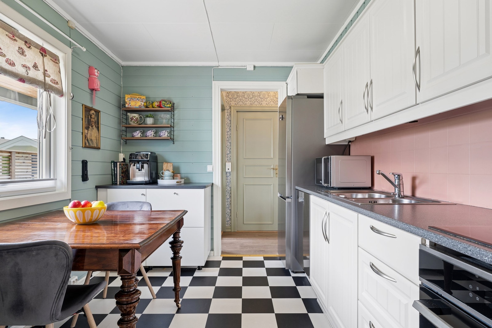 Kjøkkenet har plass til frittstående kjøleskap og oppvaskmaskin. Galleribilde