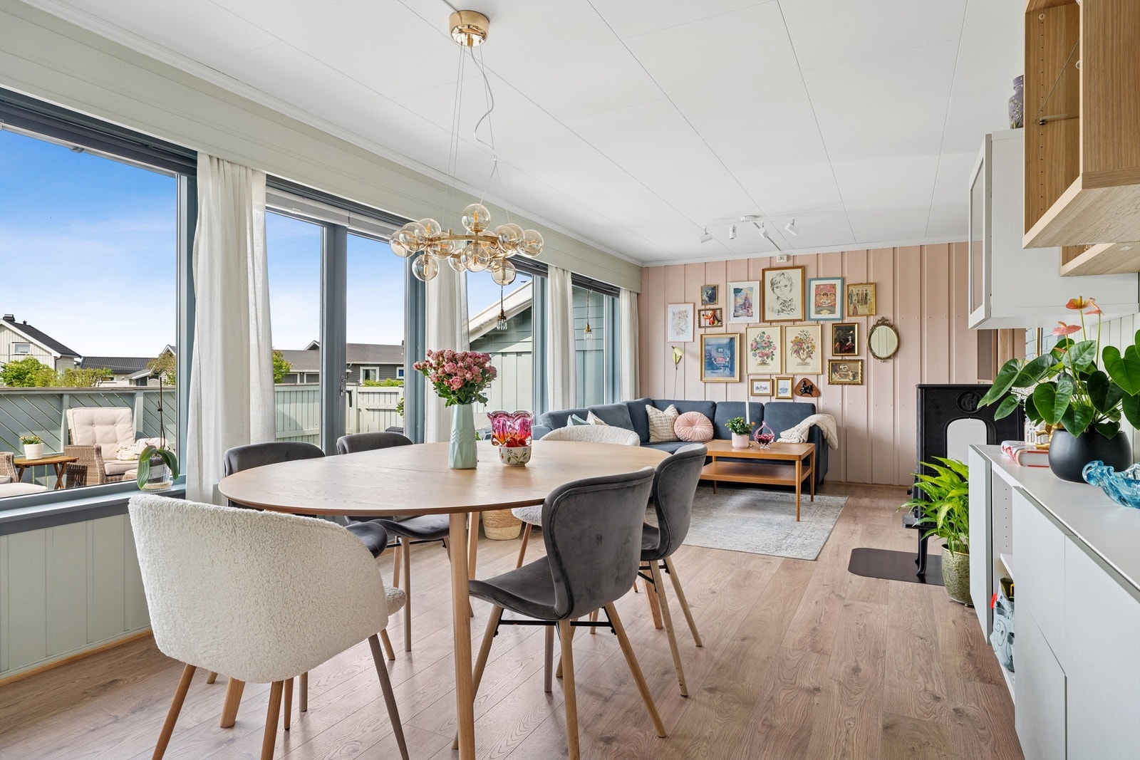 Stuen er romslig og har godt med lysinnslipp fra flere vinduer. Galleribilde