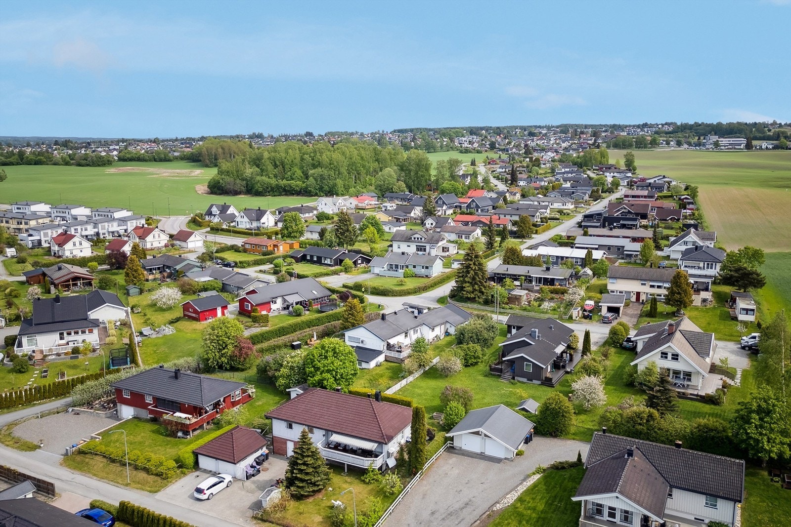 Kort gangavstand til skoler og barnehage, lekeplasser og friområder, samt til Vikasenteret med dagligvare, legesenter, apotek, frisør og diverse butikker. Galleribilde