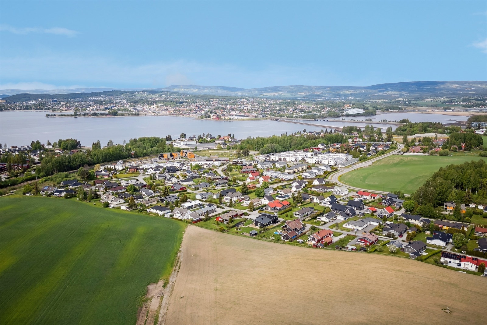 Området byr på fine naturopplevelser, med blant annet gode turmuligheter i Ottestadstien. Atlungstad Golfklubb ligger ca. 4 kilometer fra eiendommen, og byr på 18 hulls bane i naturskjønne omgivelser. Galleribilde