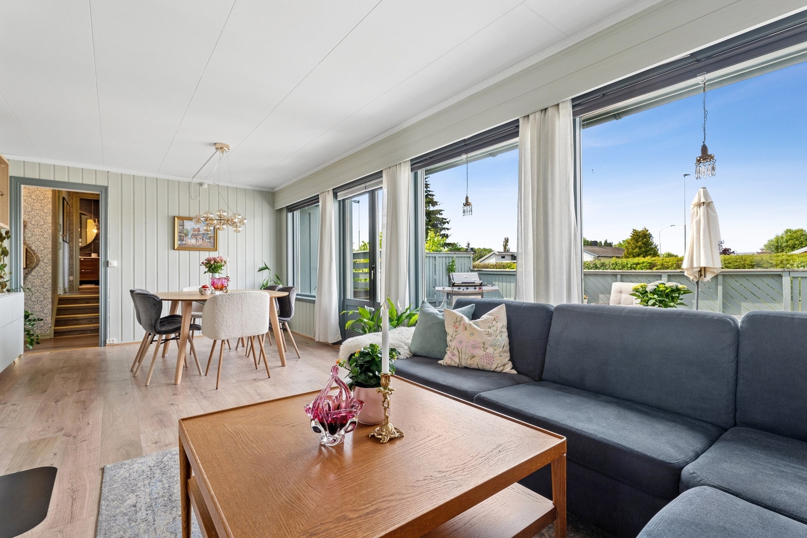 Her er det god plass til sofagruppe og spisebord, og mulighet for flere soner etter behov. Galleribilde