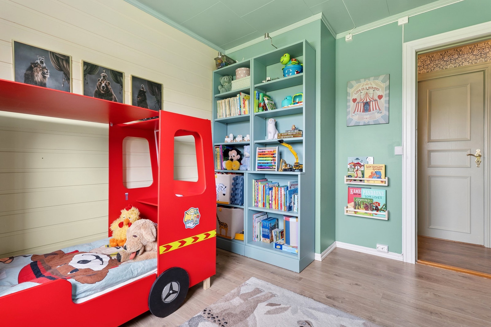 Soverom nummer to er noe mindre med plass til seng og møblement, ideelt som barnerom eller gjesterom. Galleribilde