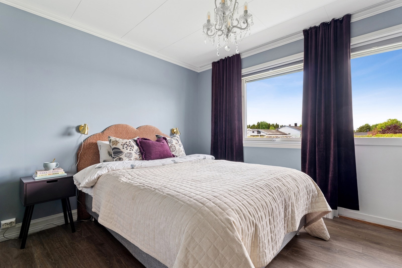 Hovedsoverommet er meget romslig med god plass til dobbeltseng og stor garderobeløsning. Galleribilde