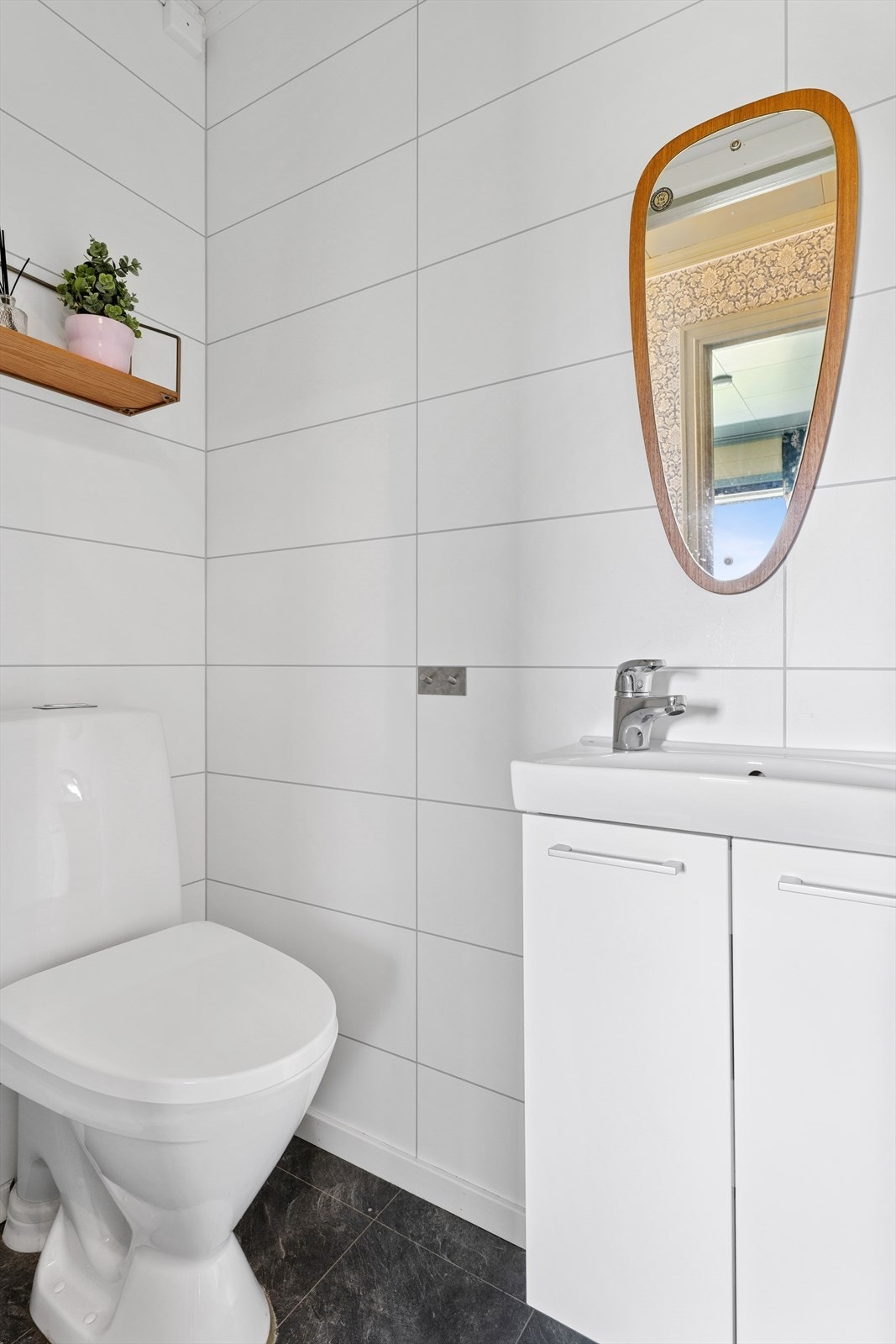 Toalettrommet er praktisk plassert ved siden av badet og ble pusset opp i 2014. Det har moderne innredning med servant og underskap, samt toalett. Galleribilde