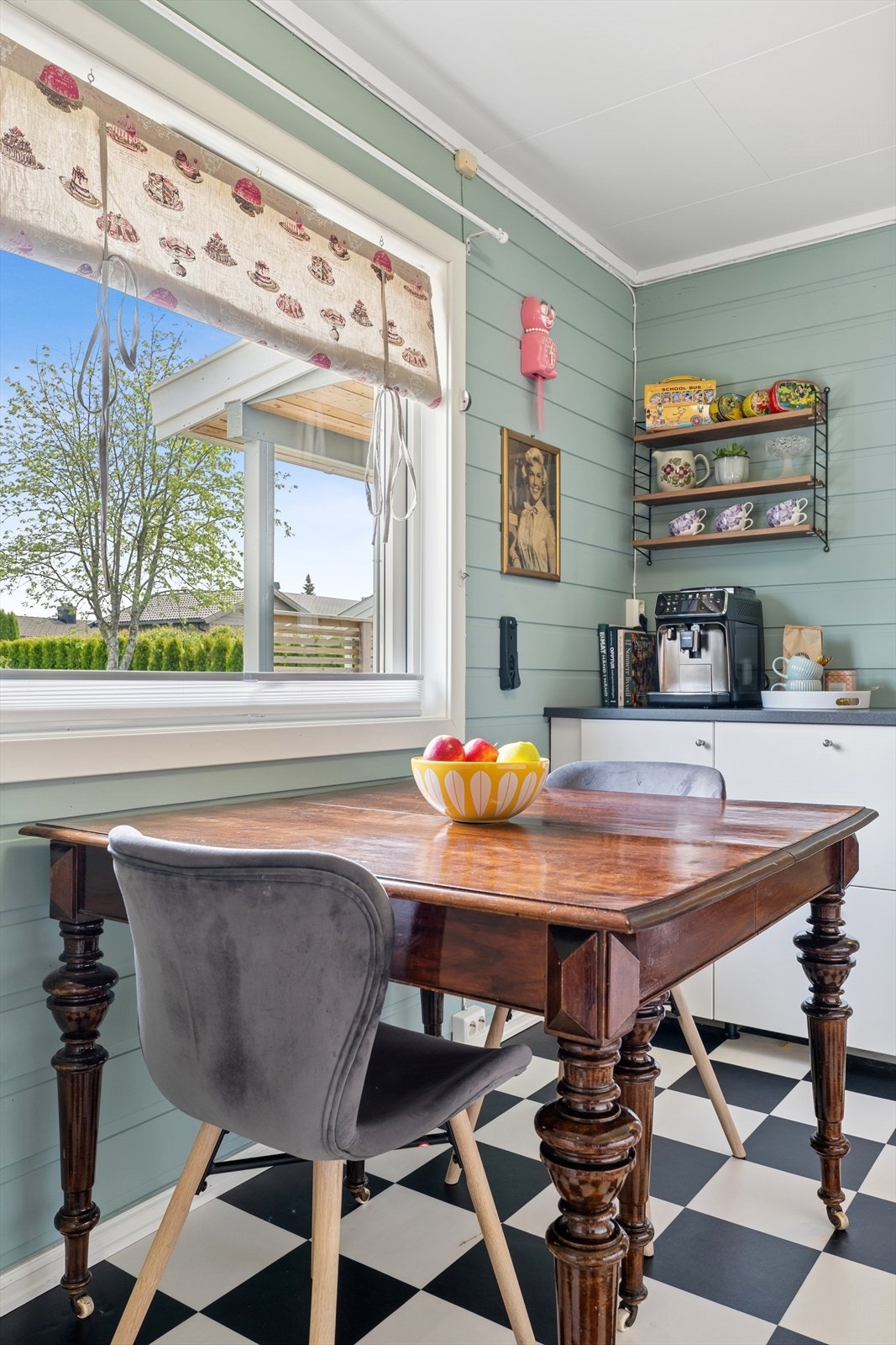 Ved vinduet er det en hyggelig spiseplass hvor man kan nyte frokosten med utsikt til hagen. Galleribilde