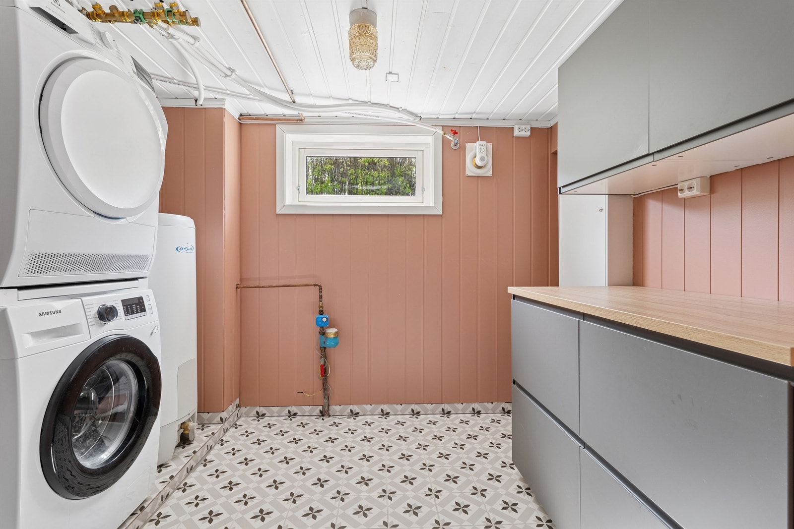 I kjelleren finner du vaskerom med utslagsvask, varmtvannsbereder og opplegg for vaskemaskin, samt fin innredning med praktisk benke- og skapplass. Galleribilde