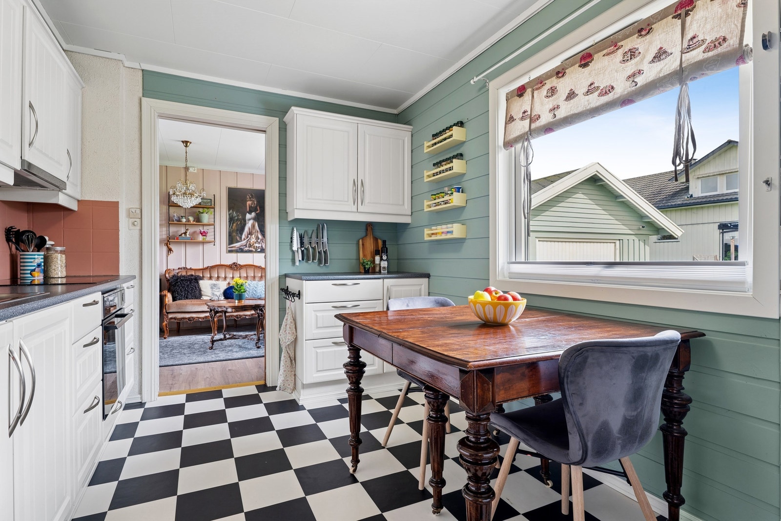 Kjøkkenet er lyst og trivelig, med profilerte fronter fra 2013, laminert benkeplate og integrert stekeovn og koketopp. Galleribilde