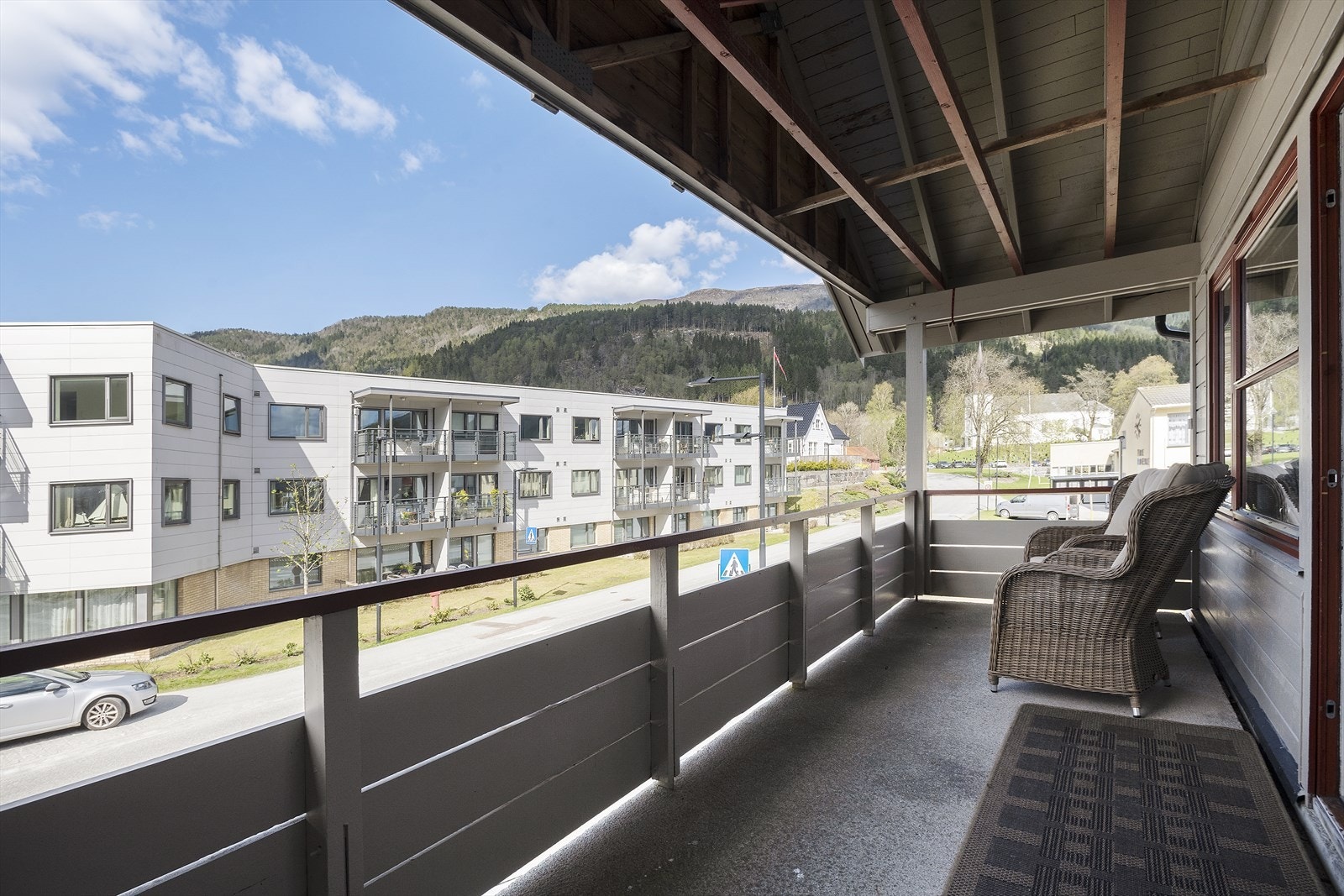 Altanen er overbygd og har utsikt mot nærområdet. Galleribilde