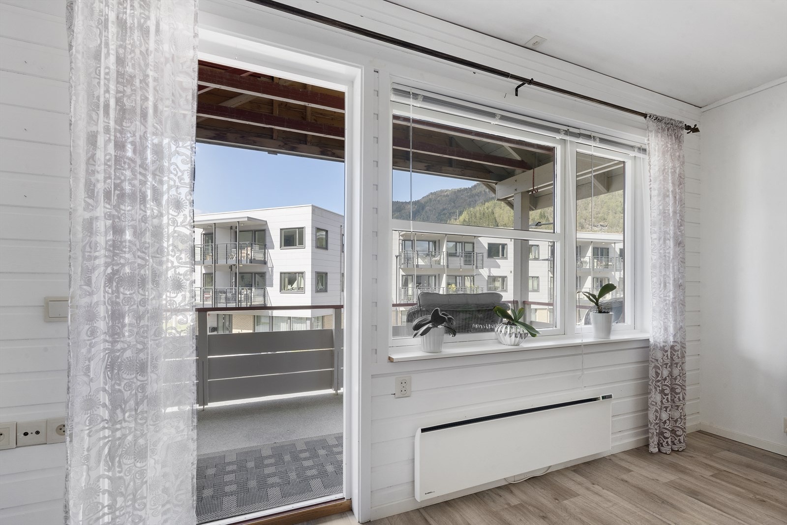 Fra stuen er det utgang til en vestvendt altan på ca. 10 m² Galleribilde
