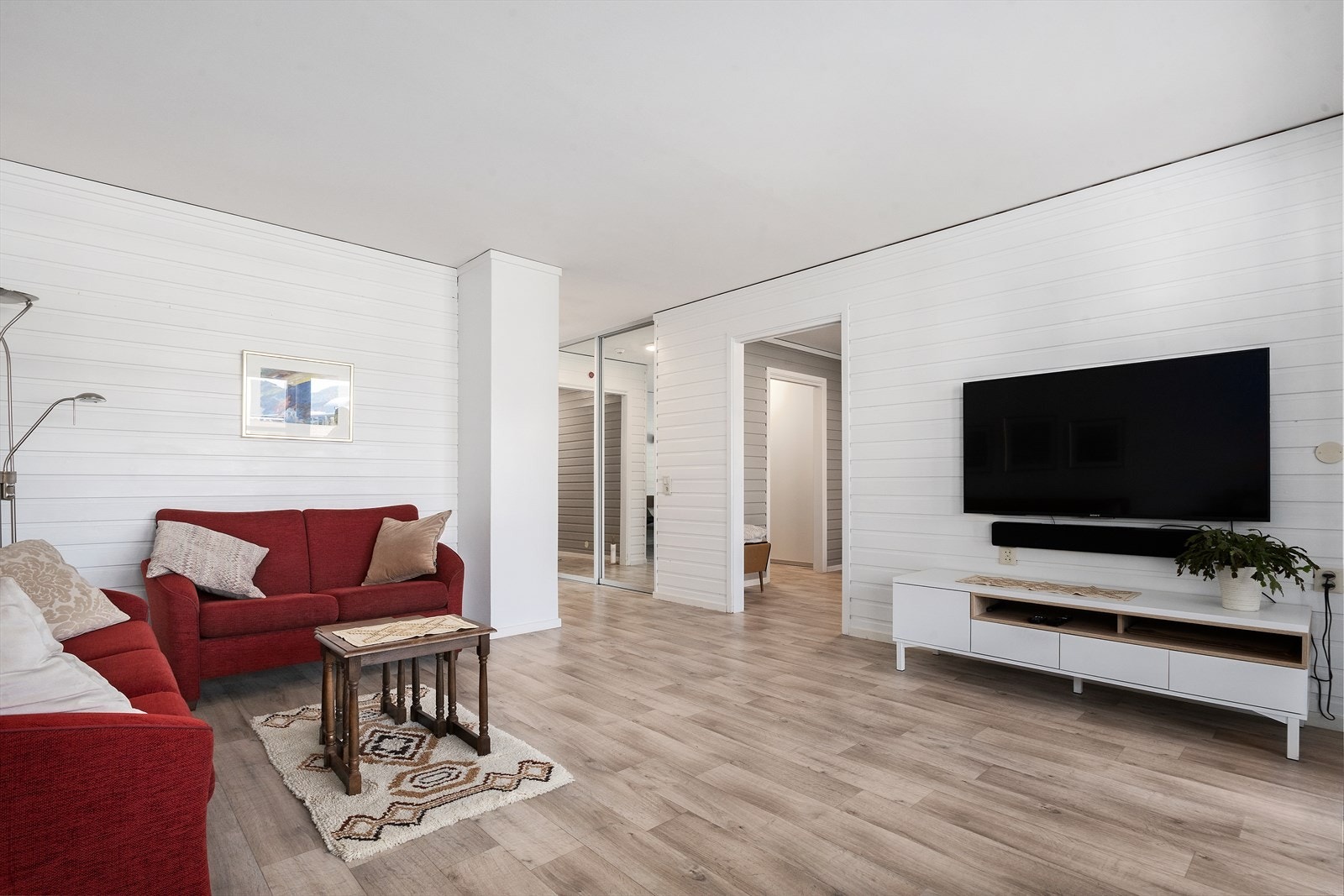 Stue med god plass til både salong og spisestue Galleribilde