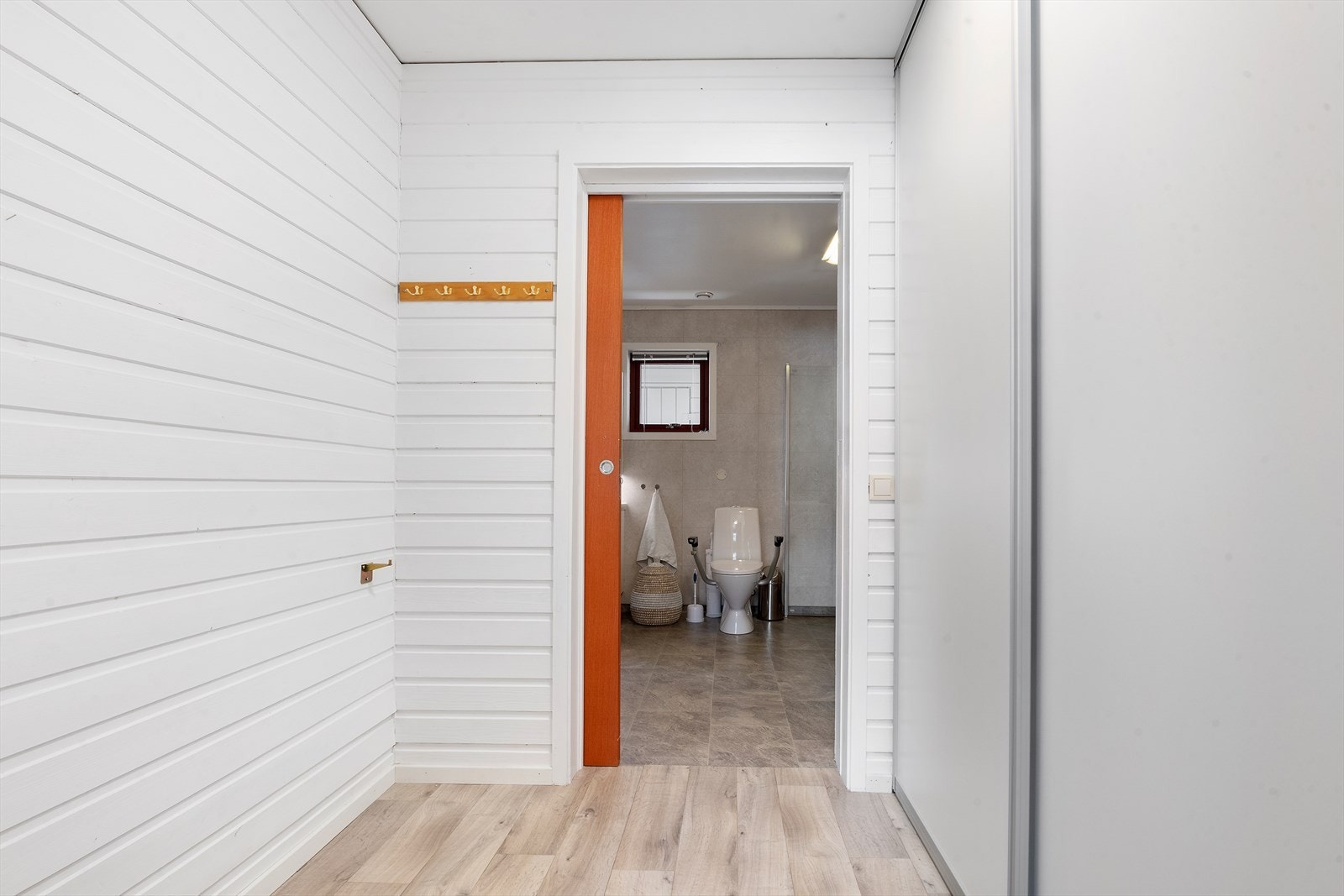 Fra hovedsoverommet er det gjennomgang til badet via bod/garderobe. Her ble det montert skyvedørsgarderobe med innredning i 2018. Galleribilde