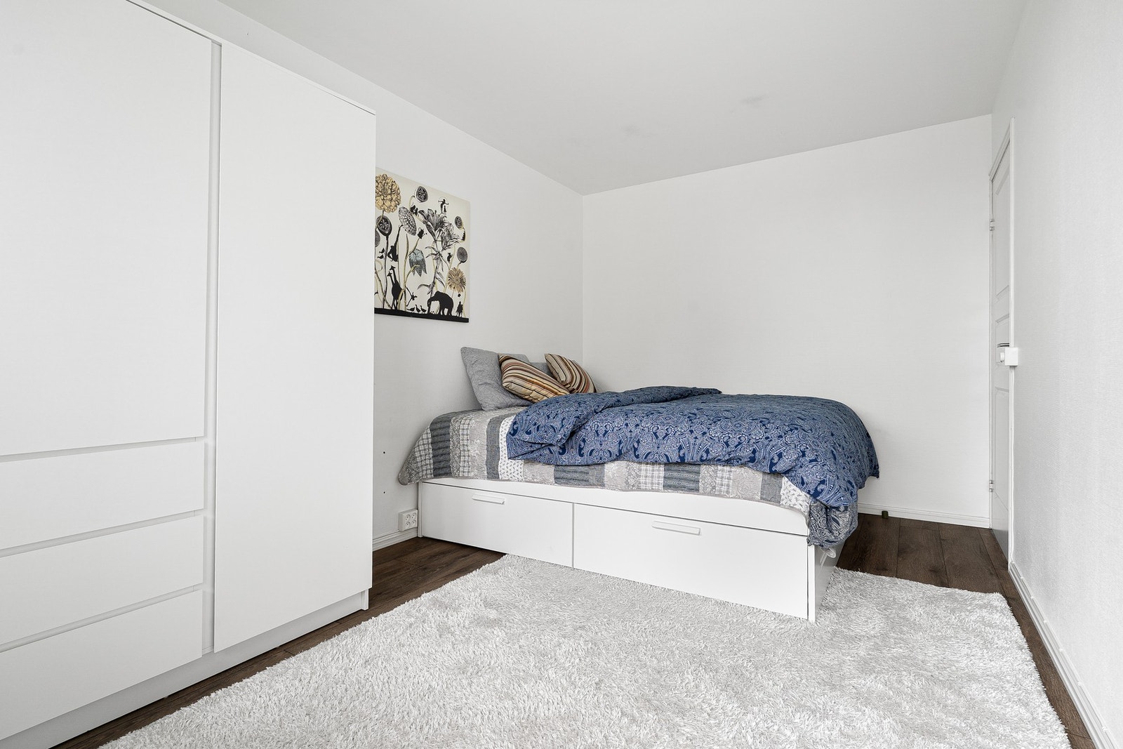 Det største soverommet er på 13,5 kvm og har god plass til dobbeltseng, garderobeløsning og skrivebord. Galleribilde