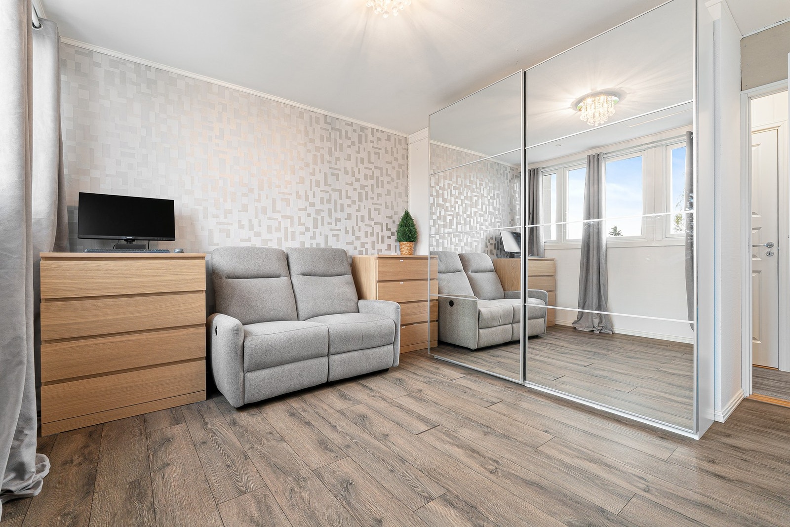 Pen garderobeløsning på soverommet. Galleribilde