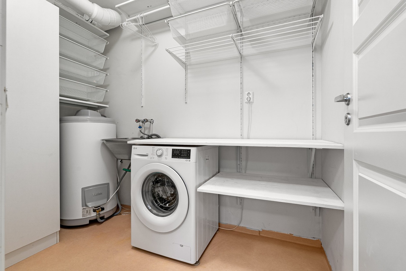 Separat vaskerom med utslagsvask og opplegg for vaskemaskin. Varmtvannsbereder er på 190 liter og ble skiftet i 2019. Galleribilde