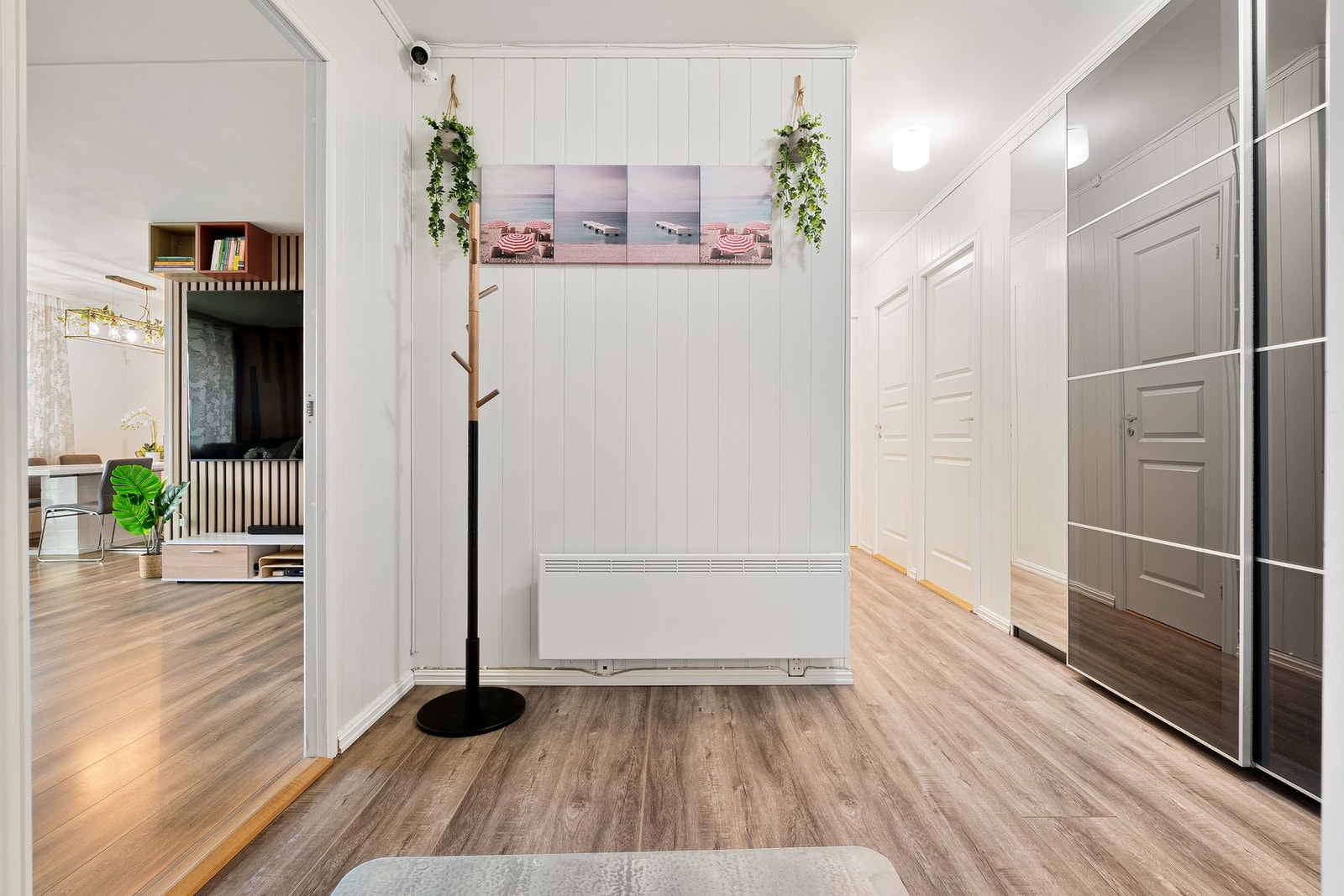 Innbydende entré med god plass til oppheng av yttertøy. Galleribilde