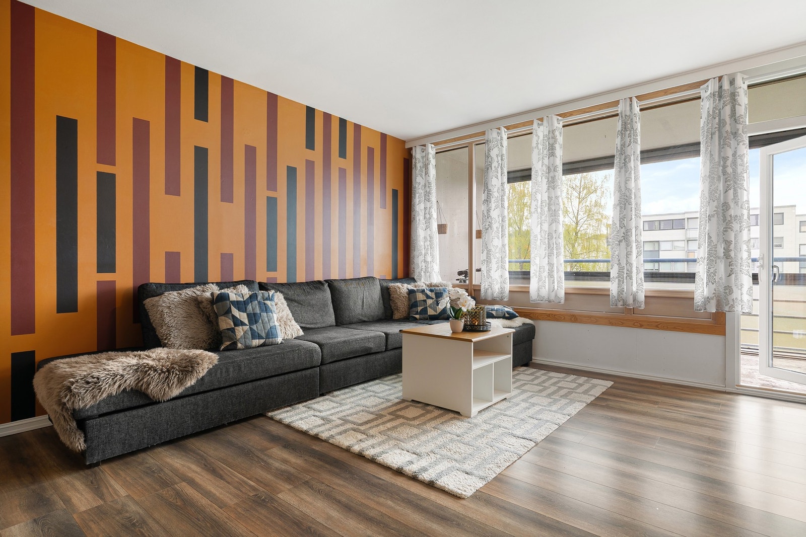 Stuen har en praktisk utforming som gir plass til flere sittegrupper. Galleribilde