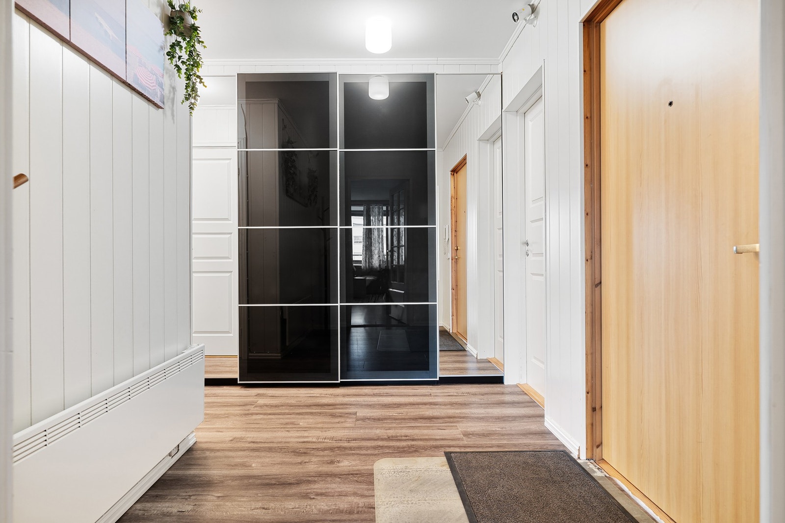 Gode oppbevaringsmuligheter i integrert garderobeløsning, bod i trappoppgang og boder i kjeller. Galleribilde