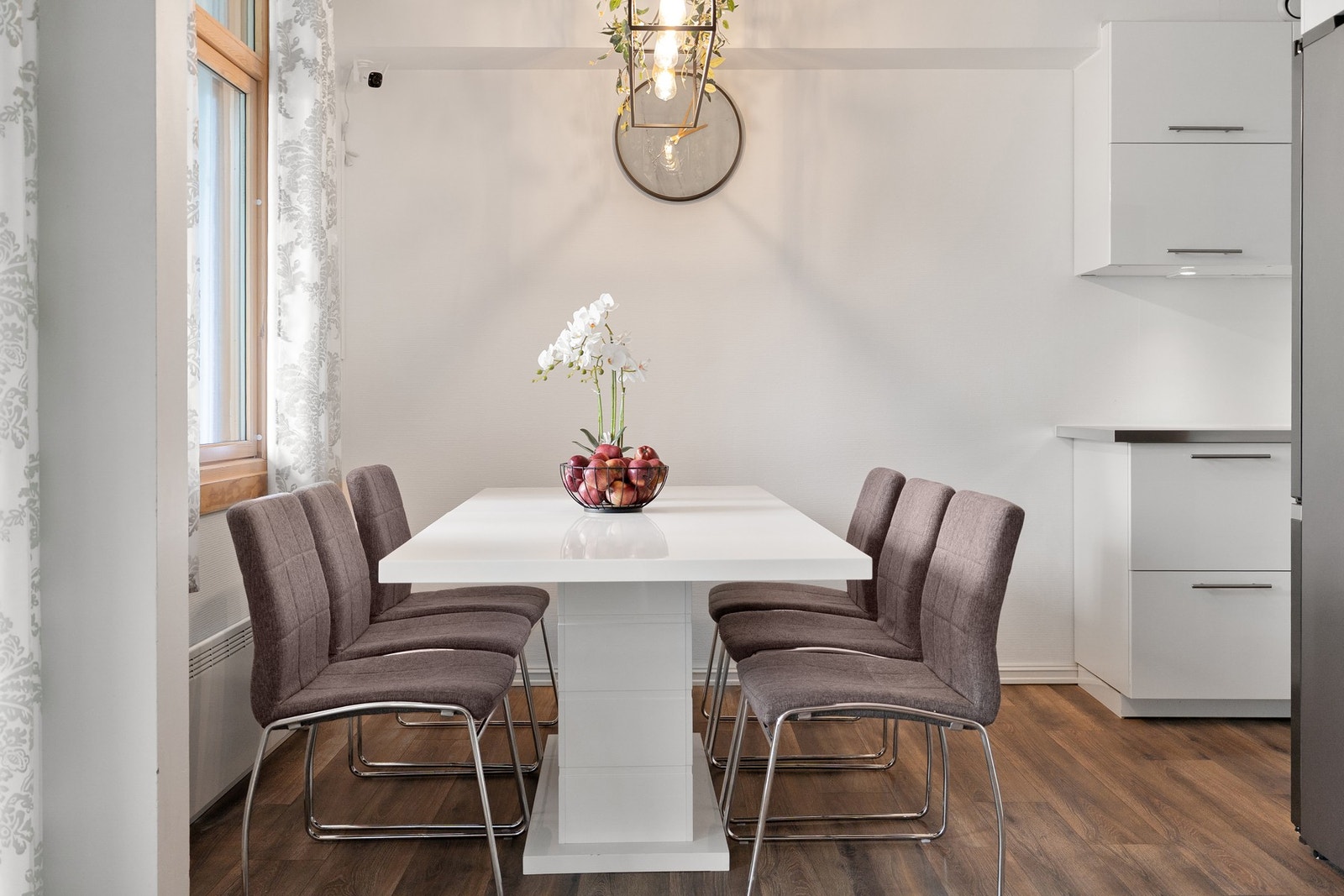 Parkering på felles biloppstillingsplass i borettslaget. Mulighet for elbillader og leie av garasjeplass. Galleribilde