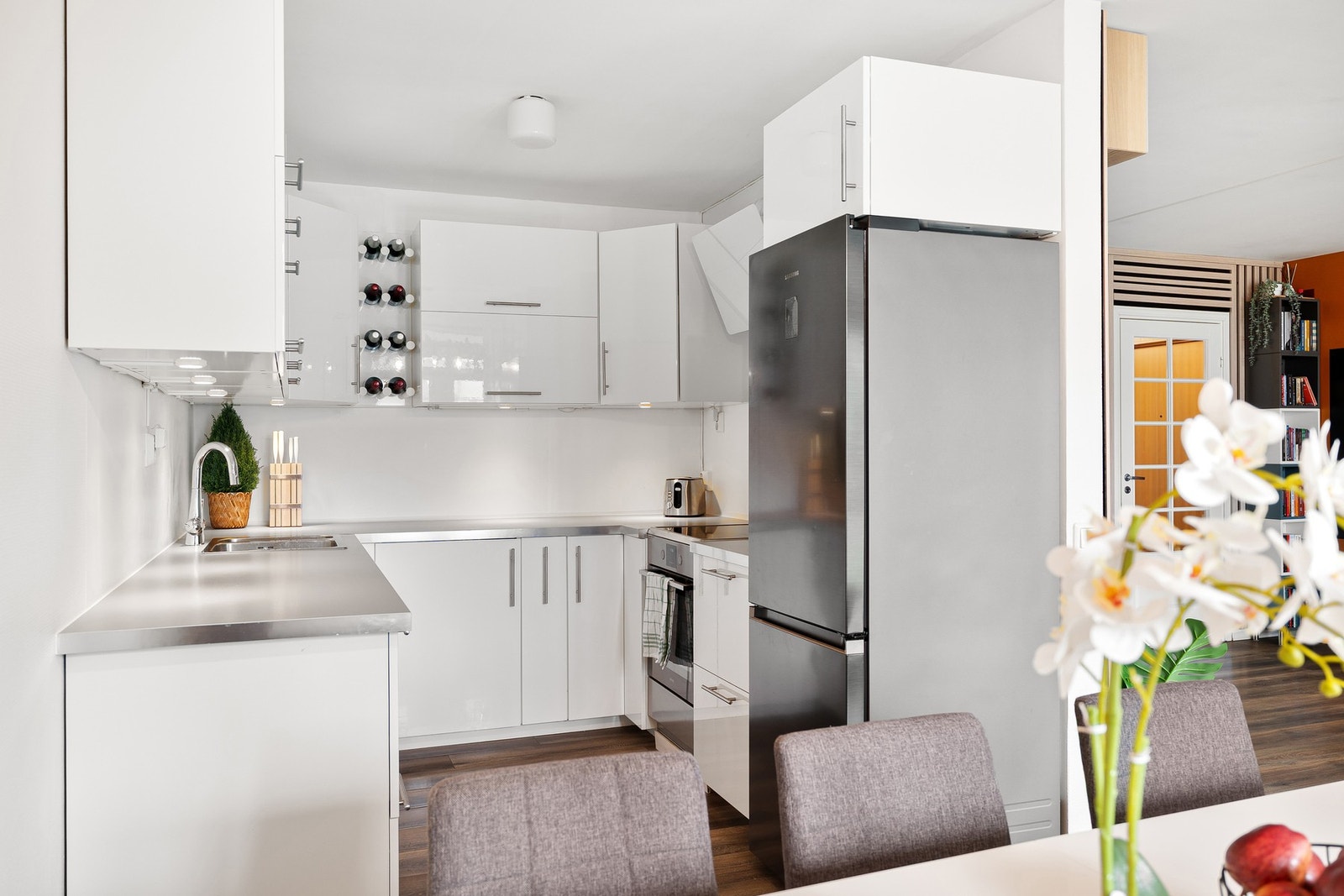 Lyst og moderne kjøkken fra 2017 med mye skap- og benkeplass. Galleribilde