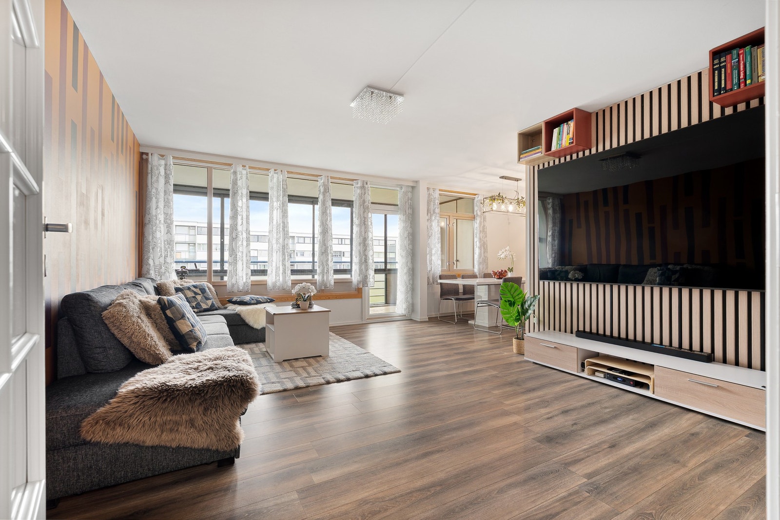 Stor og innbydende 4-roms leilighet med god beliggenhet i 3. etasje. Galleribilde