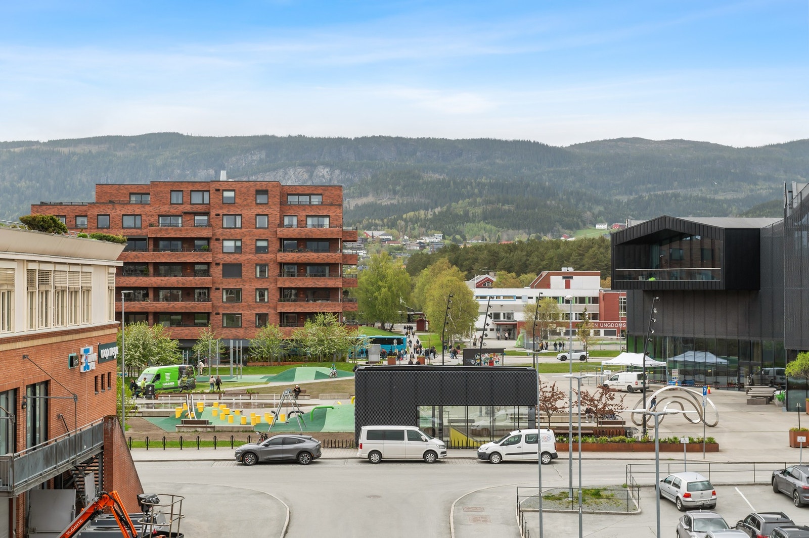 Leiligheten ligger midt i Stjørdal sentrum og byr på alt av servicefasiliteter. Galleribilde