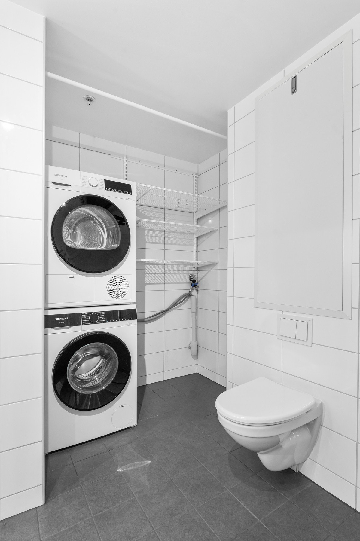 Oopplegg for vaskemaskin og trommel på badet. Galleribilde