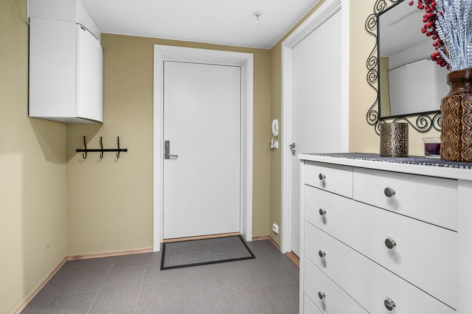 Velkommen inn.
God plass til både garderobe og kommoder. Galleribilde