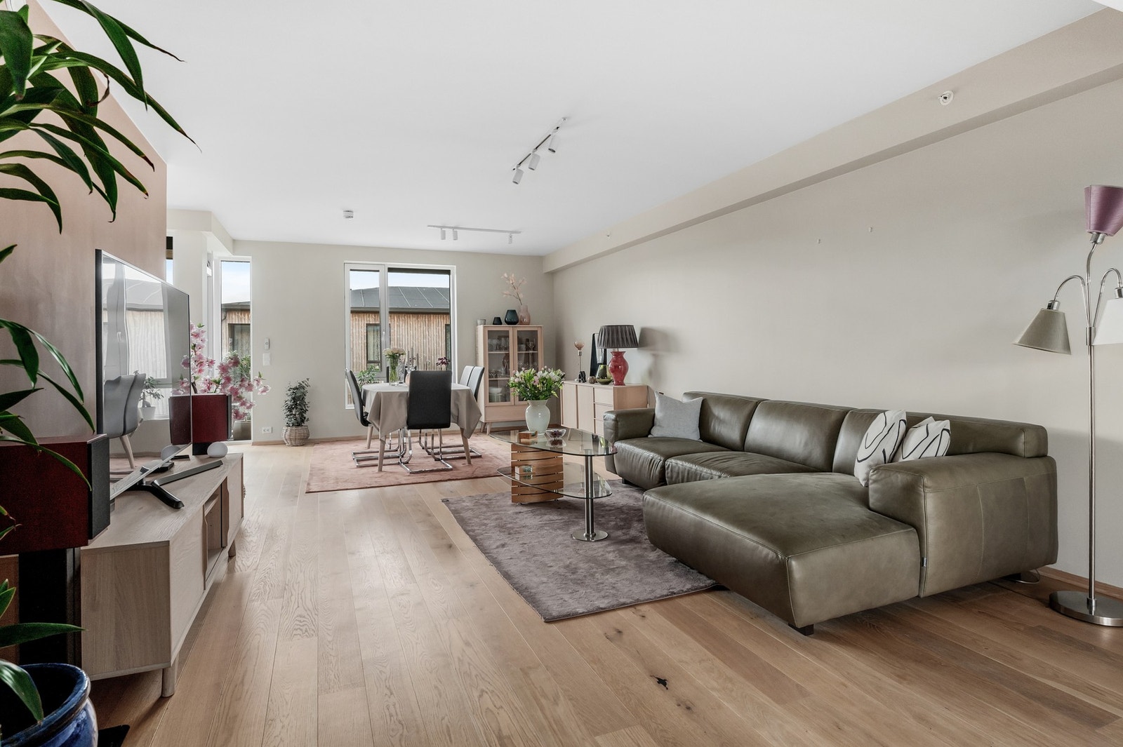 Stuen er malt i tidsriktige farger og fremstår moderne og lys. Galleribilde