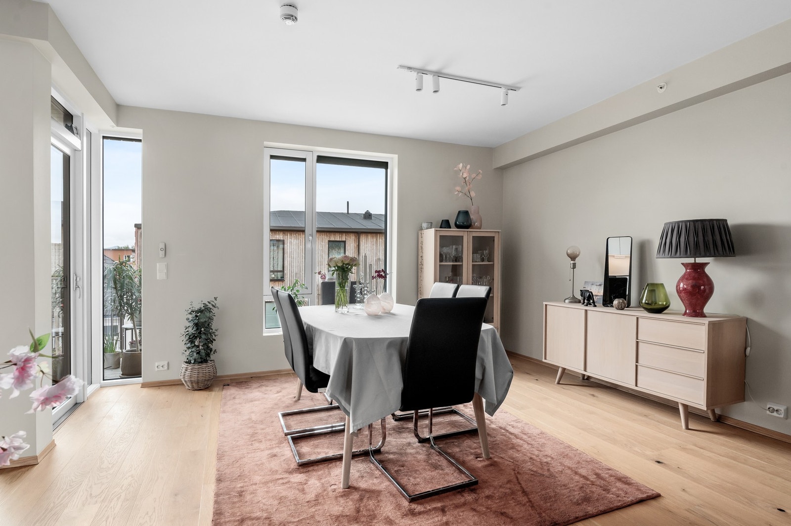 De store vindusflatene gir rikelig med naturlig lys inn i leiligheten. Galleribilde