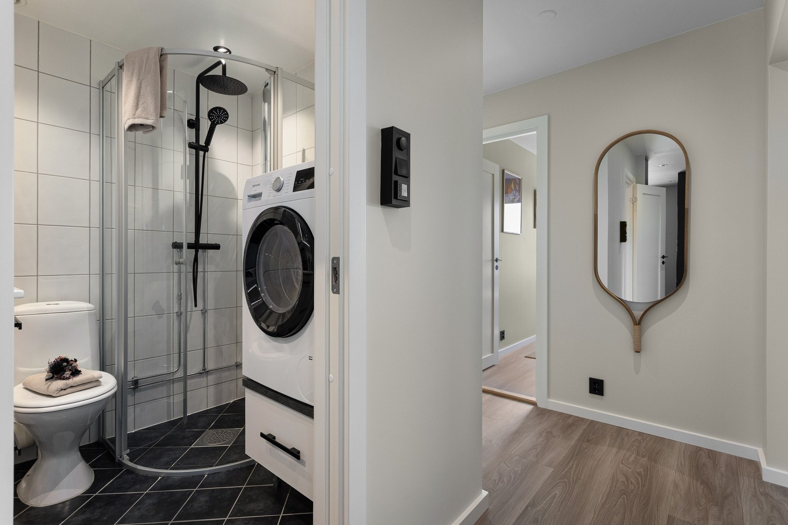 Lyst, flislagt baderom med varme i gulv og downlights i himling. Badet ble pusset opp i regi av borettslaget i 2007. Galleribilde