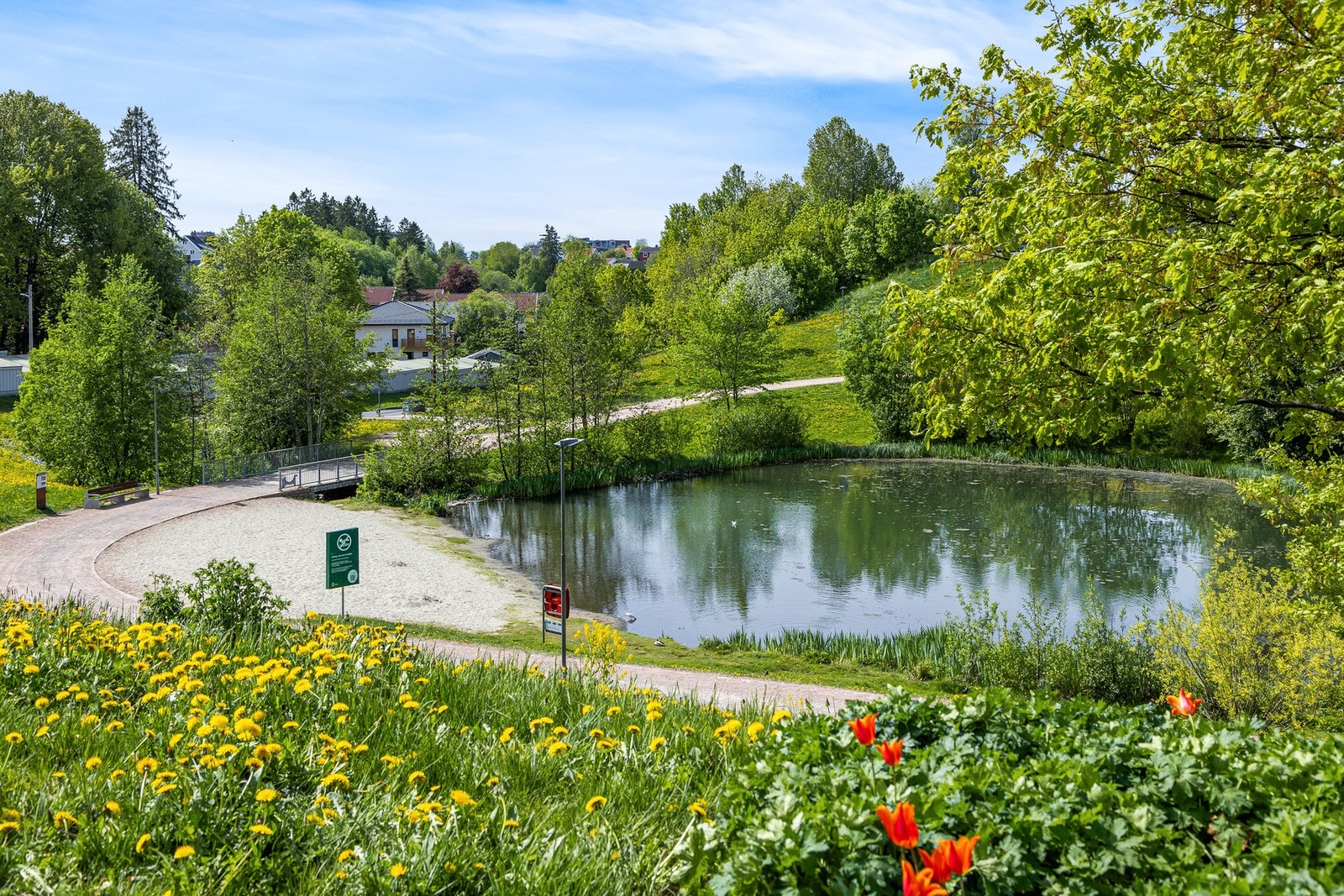 Bjerkedalen park ligger rett utenfor boligen, med fine promenader, paviljong og sandstrand. Galleribilde