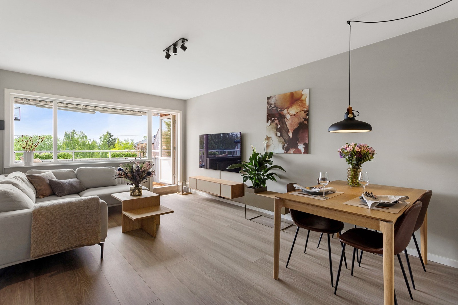 Det er også god plass til spisebordsgruppe. Galleribilde