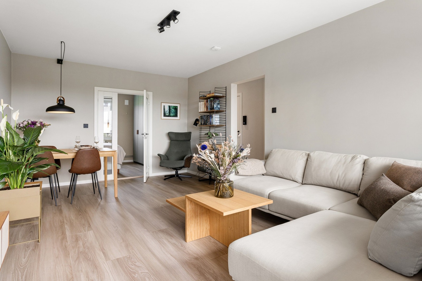 Fyring/varmtvann, samt kabel-tv og bredbånd er inkludert i felleskostnadene. Galleribilde