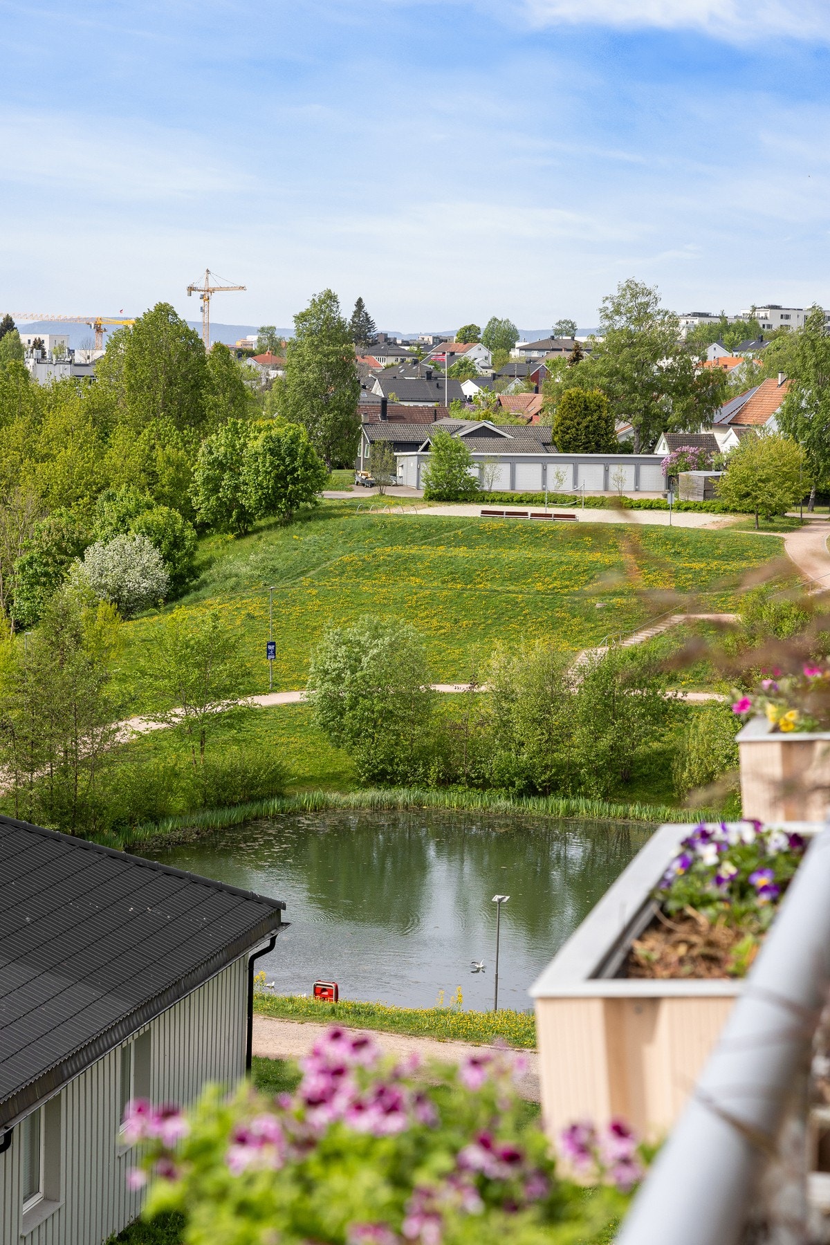 Leiligheten ligger i et populært boligområde med Bjerkedalen Park som nærmeste nabo. Galleribilde