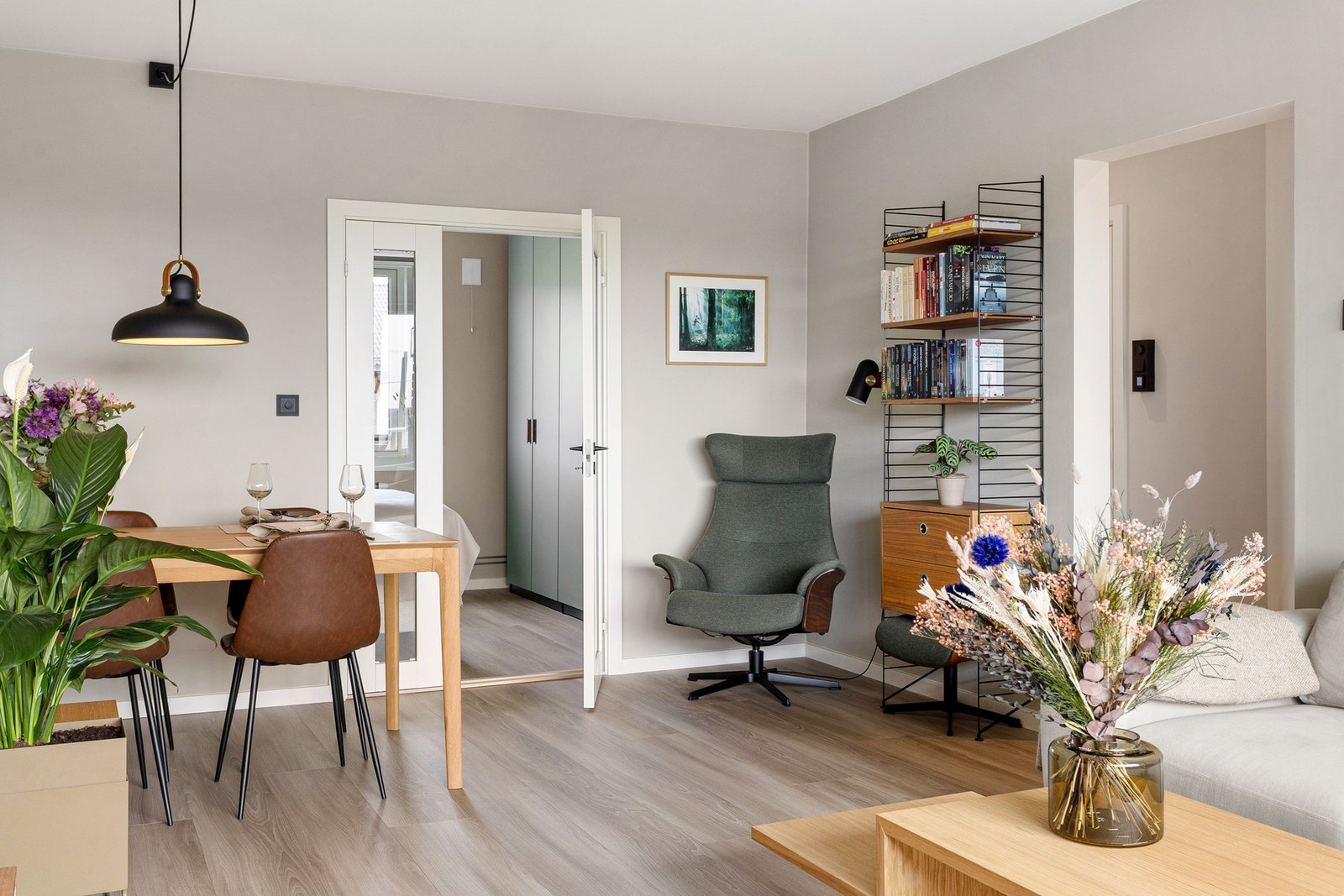 Leiligheten ligger fint og luftig til i toppetasjen. Galleribilde