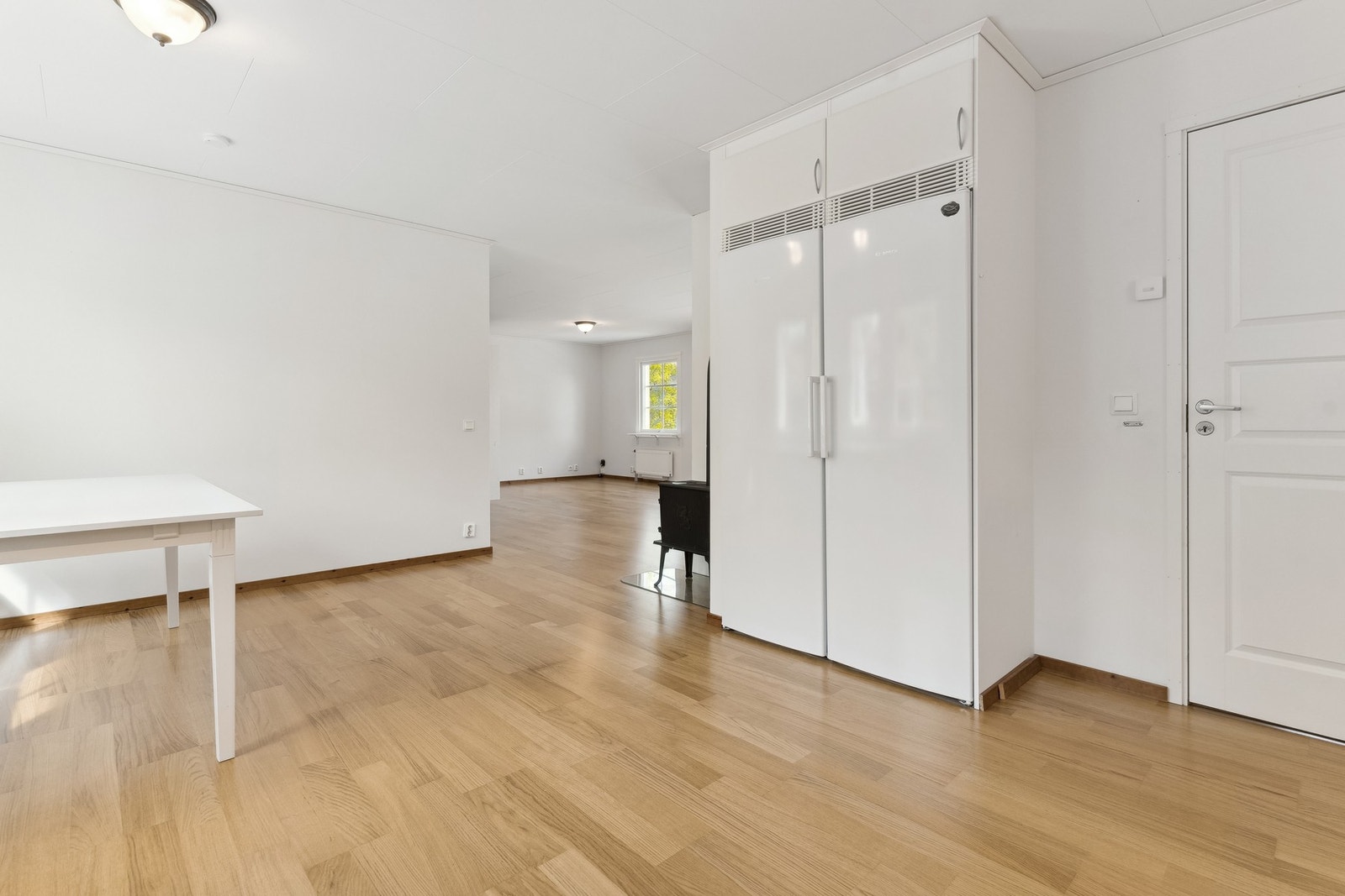 Du har en åpen løsning fra stue og kjøkken. Galleribilde