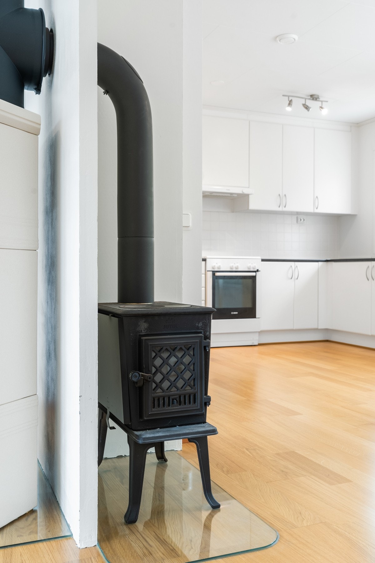 Boligen har to vedovner som varmer godt opp stue og kjøkken området. Galleribilde