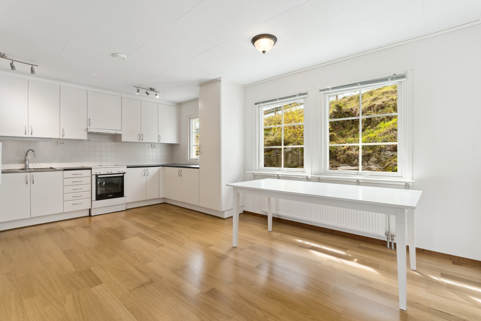 Stort kjøkken med god skap og benkeplass. Galleribilde