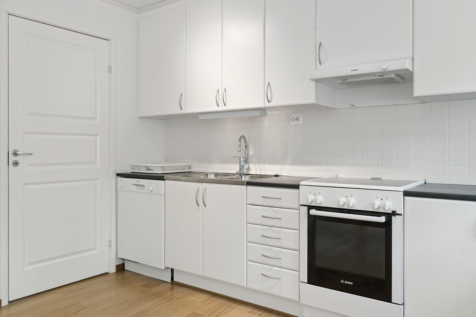 Fra kjøkken har du inngang til vaskerommet. Galleribilde