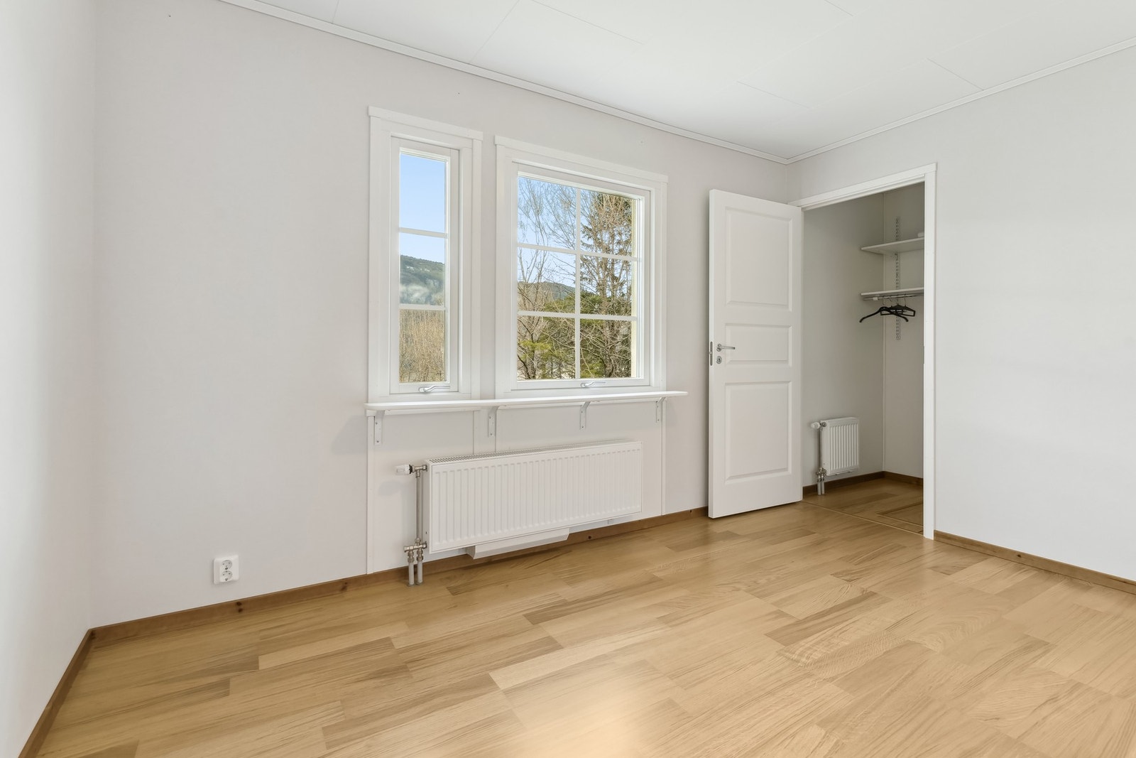 På hovedsoverommet har du en bod/ walk-in-closet. Galleribilde