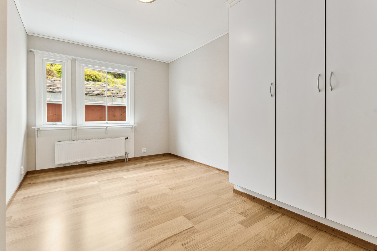 Soverom 2 med stort garderobeskap for oppbevaring av klær. Galleribilde