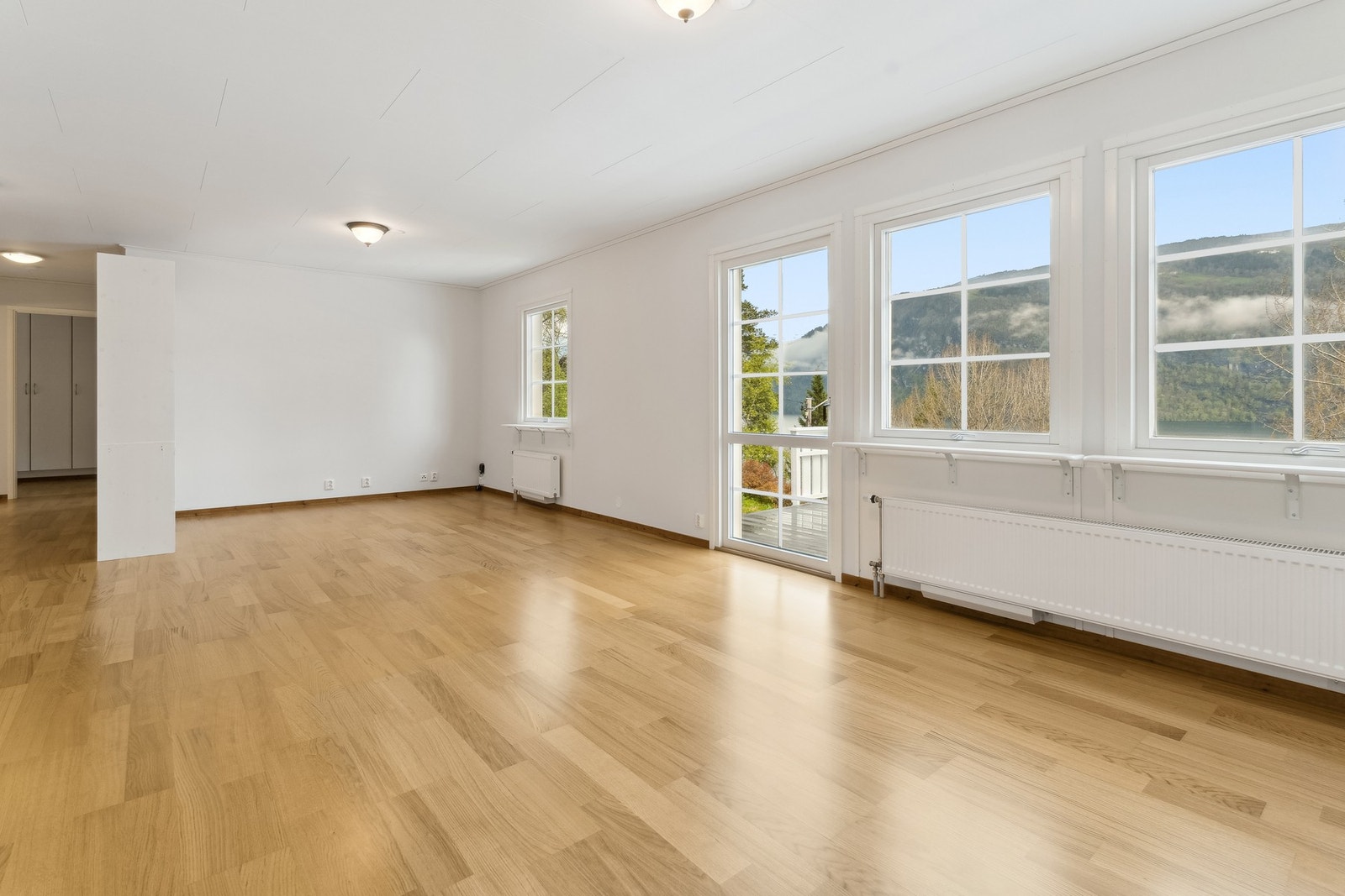 Fra stuen har du flere radiatorer som varmer godt opp selve rommet, du har også utgang til terrasse fra stuen. Galleribilde