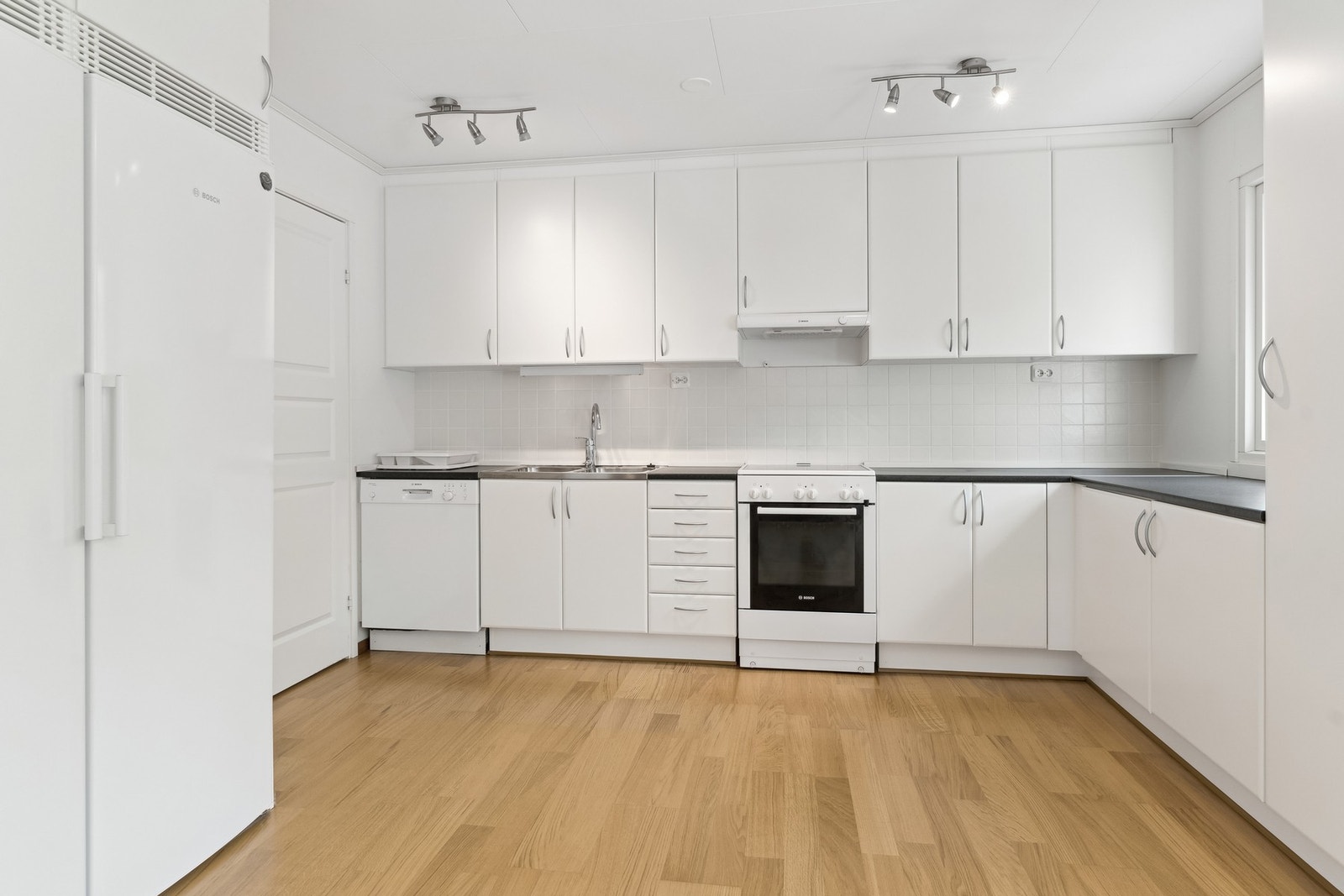 Kjøleskap, vaskemaskin, oppvaskmaskin og ovn følger med selv om de ikke er integrert. Galleribilde