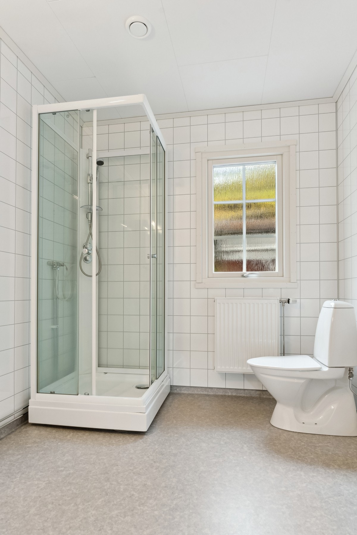 Her er det dusjkabinett, servant og toalett. Galleribilde