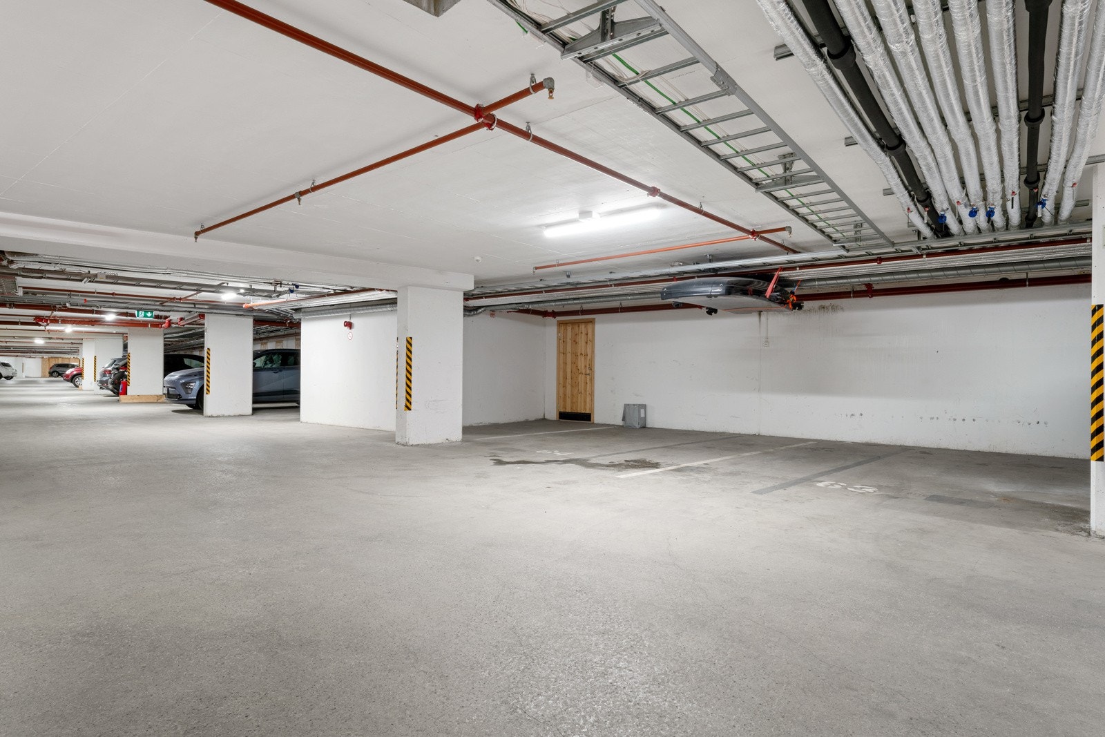 Ved leiligheten følger to garasjeplasser Galleribilde