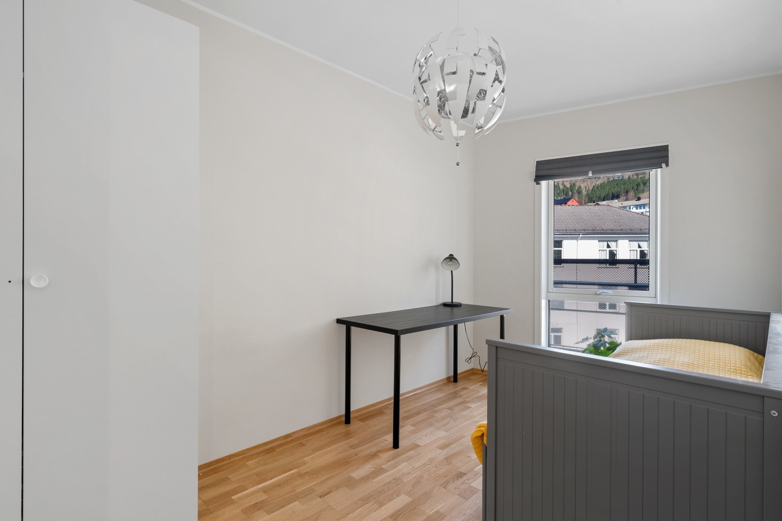 Soverom 5. Hva med å benytte et eller to av rommene til hjemmekontor, walk-in-garderobe eller lignende? Galleribilde