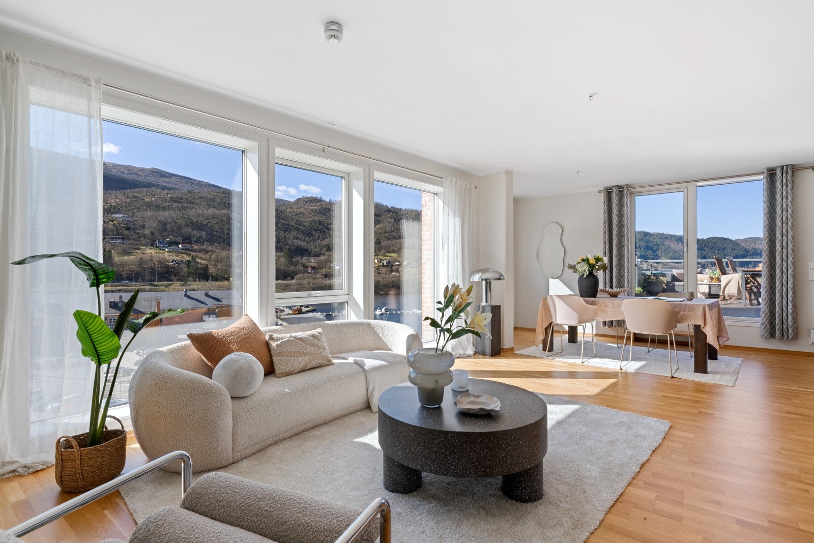 Leiligheten er godt gjennomført og har gjennomgående parkett på gulvene Galleribilde